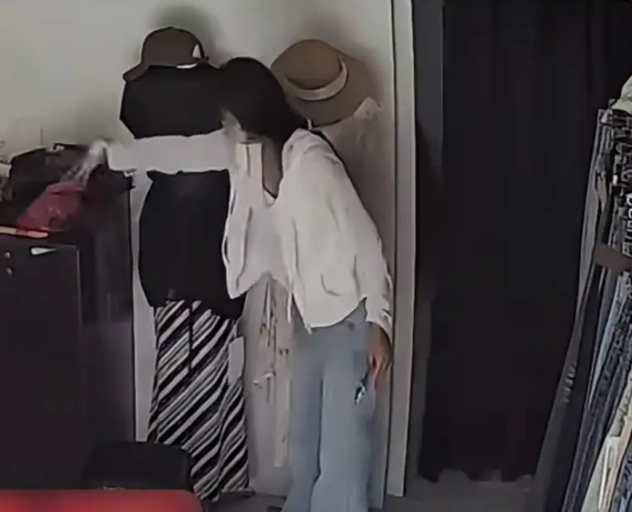 试衣间随地排泄，跑路被曝光后扬言砸店！开店碰到这种人，你怎么办？