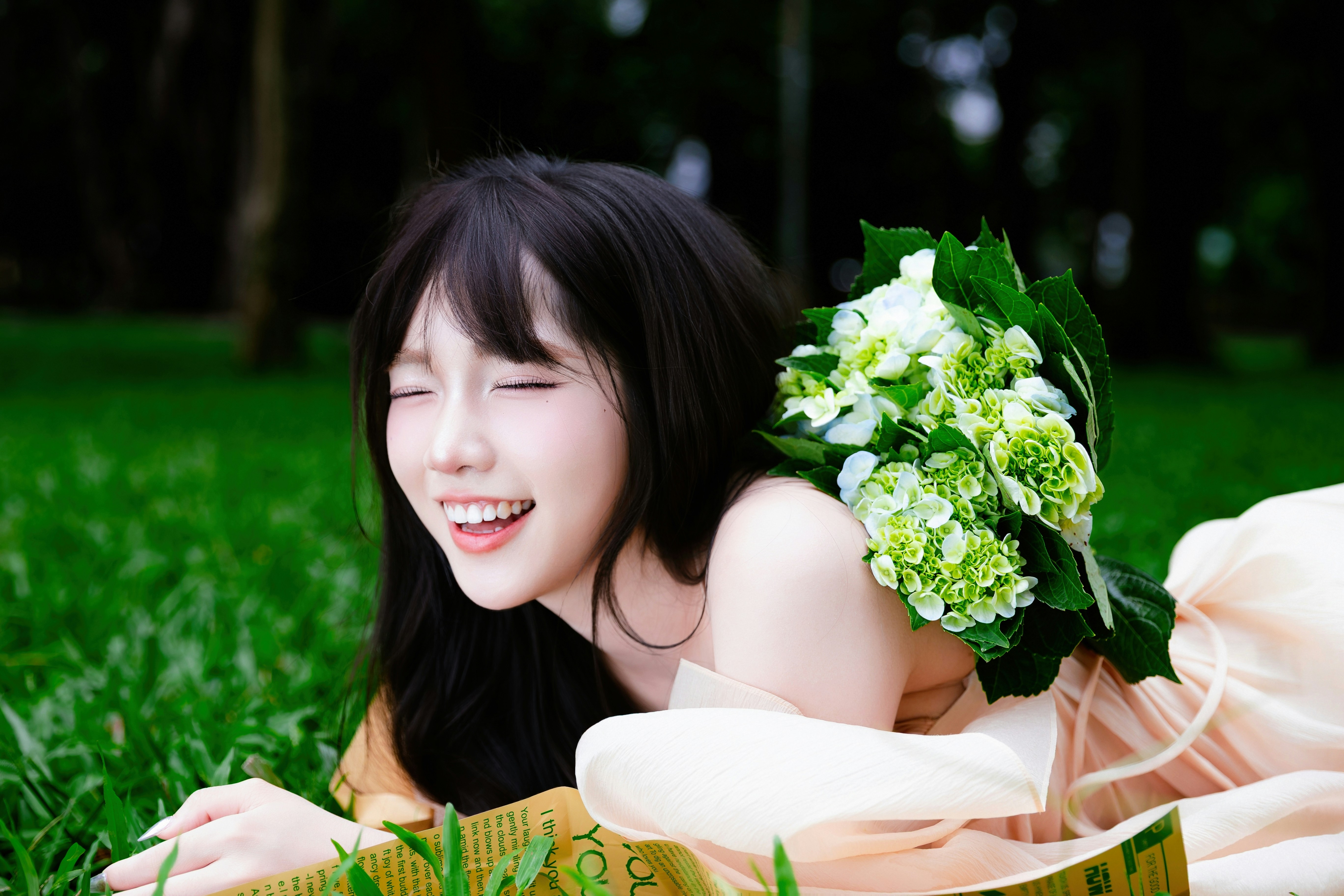 浅杏吊带轻纱｜草地绣球花写真，元气甜妹氛围感拉满