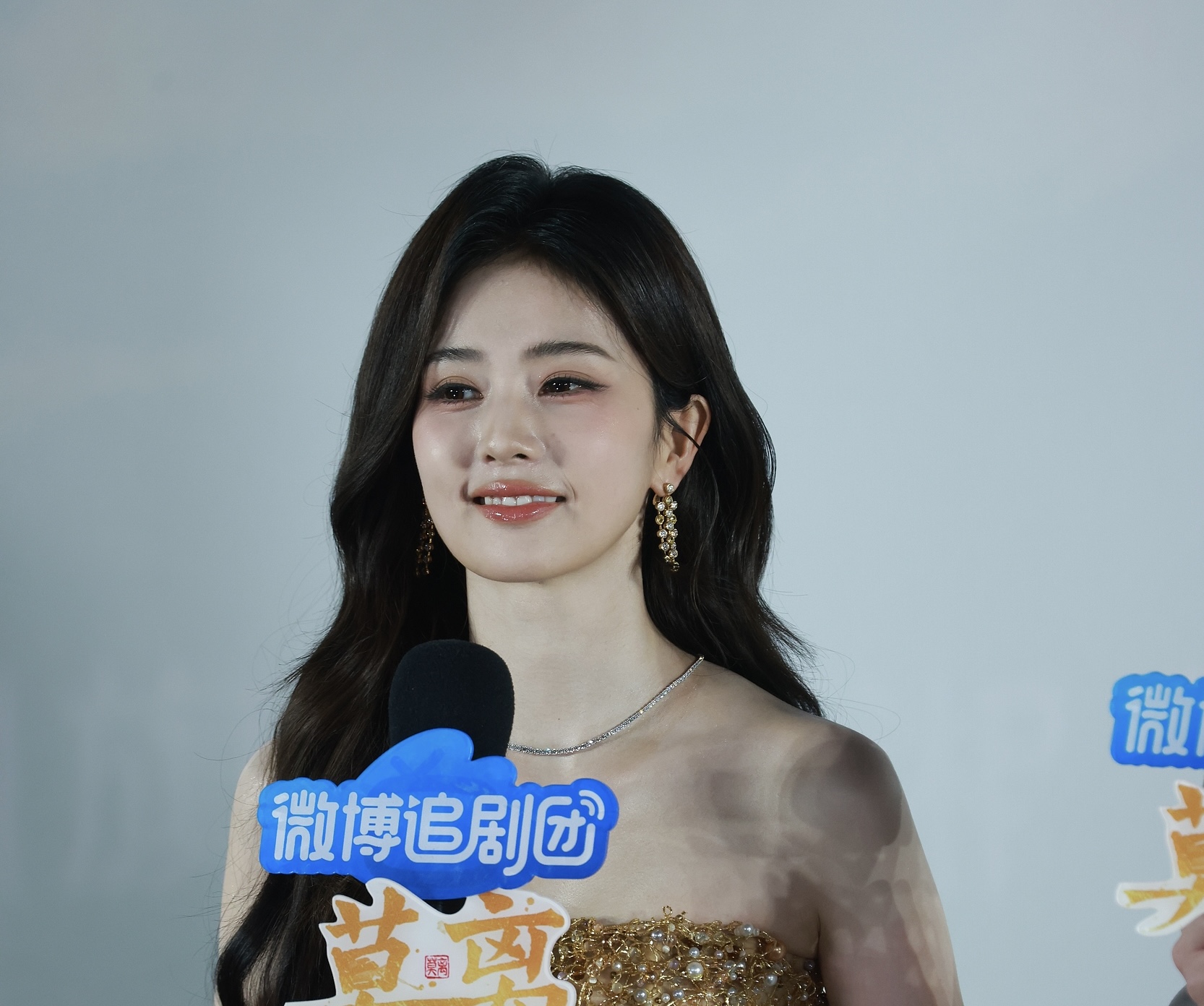 全网看呆！掉粉 117 万后又逆势涨回百万，白鹿凭一己之力改写内娱脱粉剧本