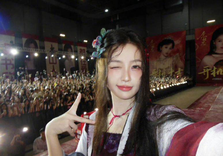 虞书欣“蚌壳含娇”路透绝美出圈！千禧年蚌精何盼，谁能拒绝深海小妖？