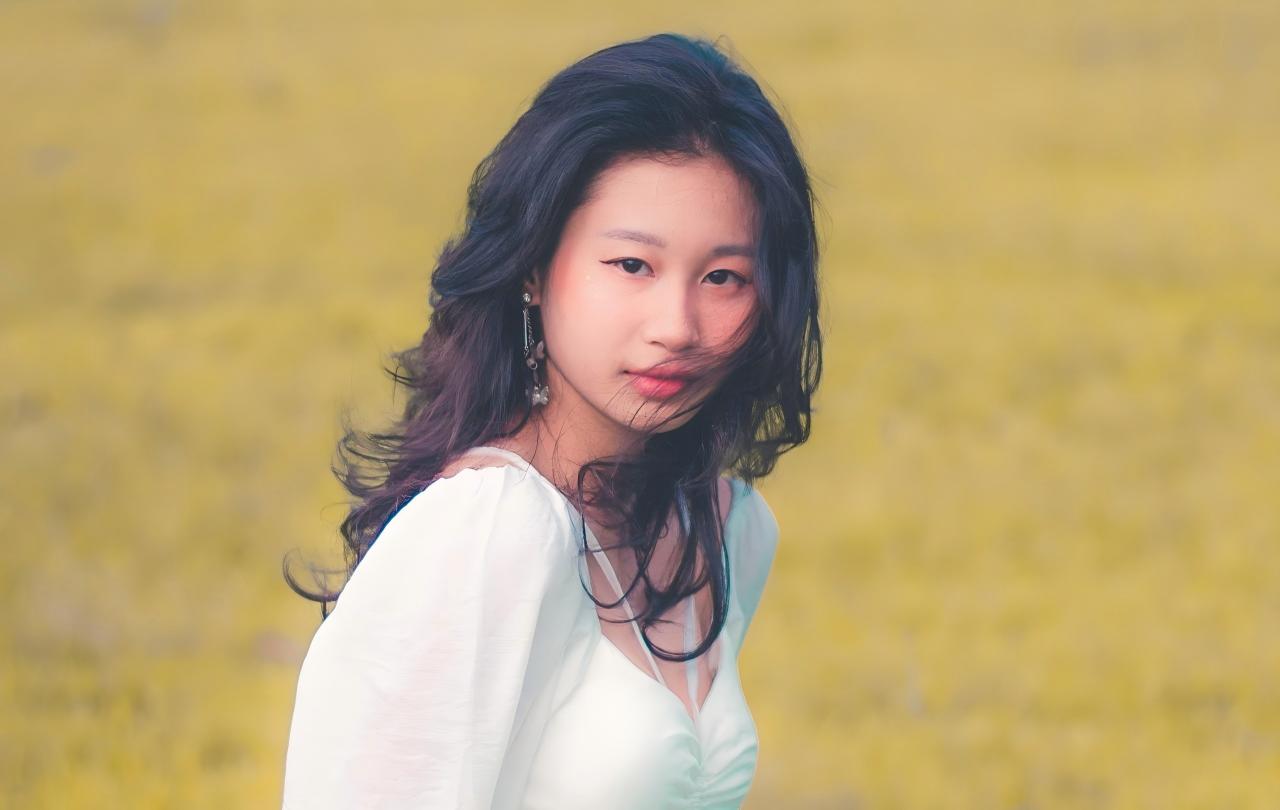 草地白纱少女写真｜白纱裙 + 泳圈｜逆光里自带柔光滤镜的仙女