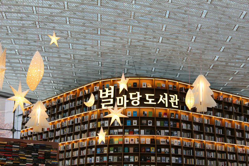 弧形书墙缀星光，星空图书馆冬日治愈大片