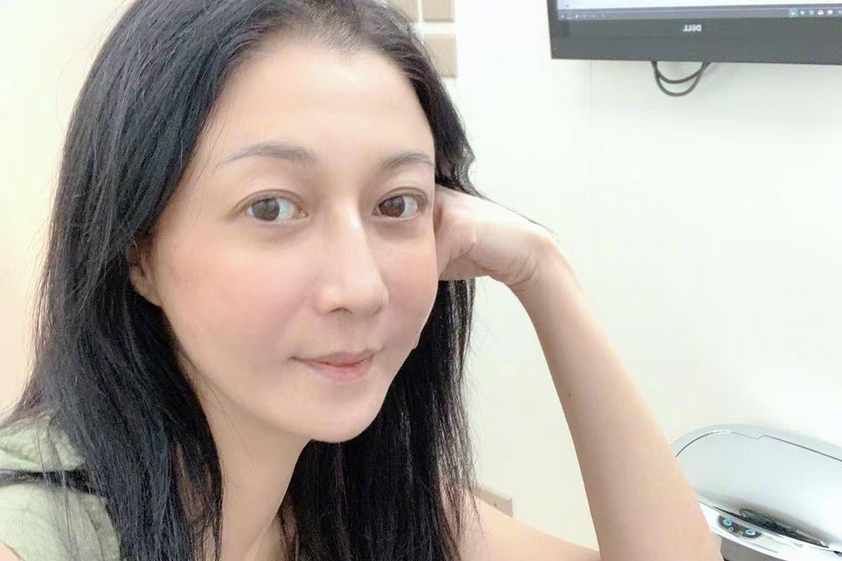 吴绮莉直播辟谣：成龙从未提亲子鉴定，27 年谣言终于戳破