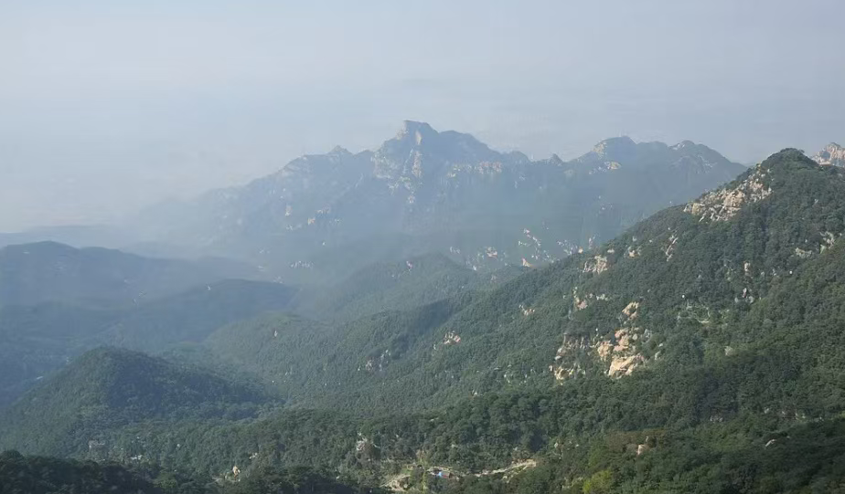 离谱到家！泰山围135公里刀片刺绳，网友：直接当边境管？