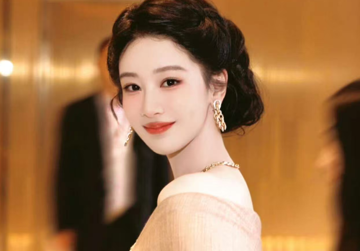 全网尬黑翻车！杨紫爸爸为改名连跑两次派出所，真没必要黑