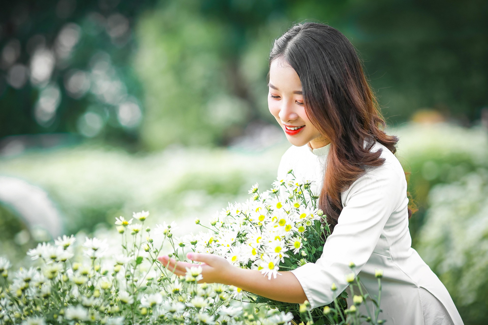 田园清新快照｜纯净白色长裙｜雏菊花海与暖阳里悠然惬意的瞬间