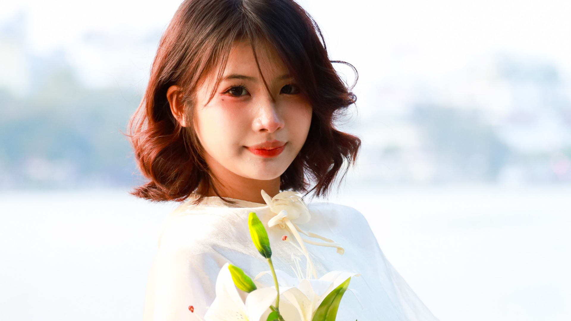 手持百合漫步湖边，定格恬淡松弛的少女感