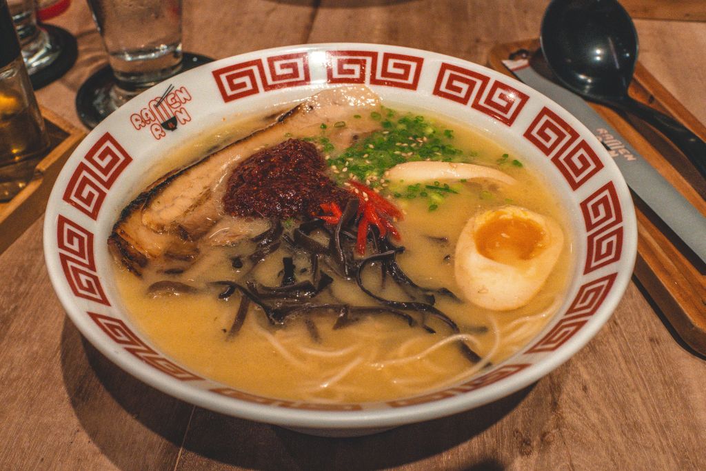 谁能拒绝一碗溏心蛋铺满的正宗日式拉面！