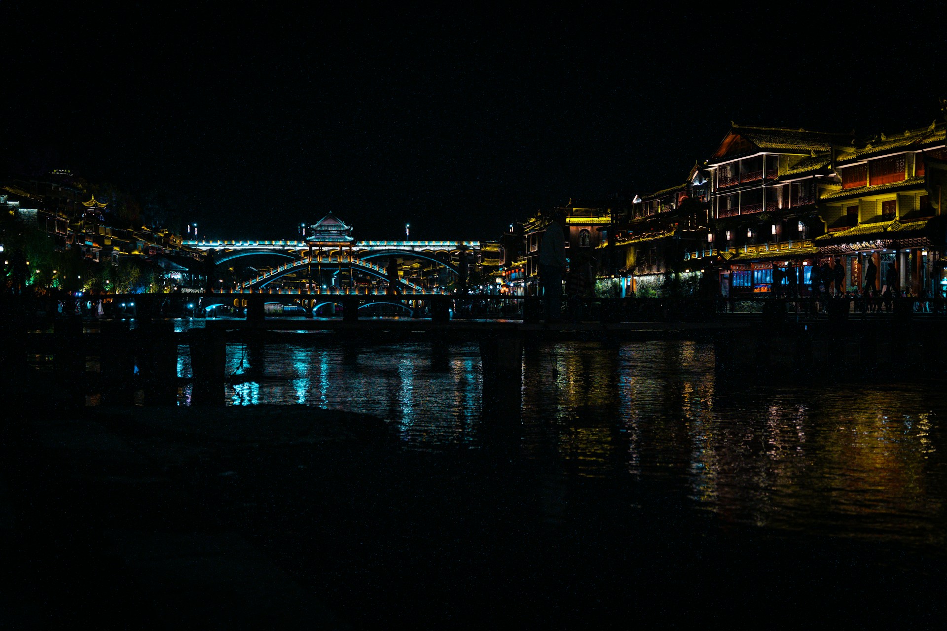 沱江灯火映廊桥，古寨夜色藏满人间温柔