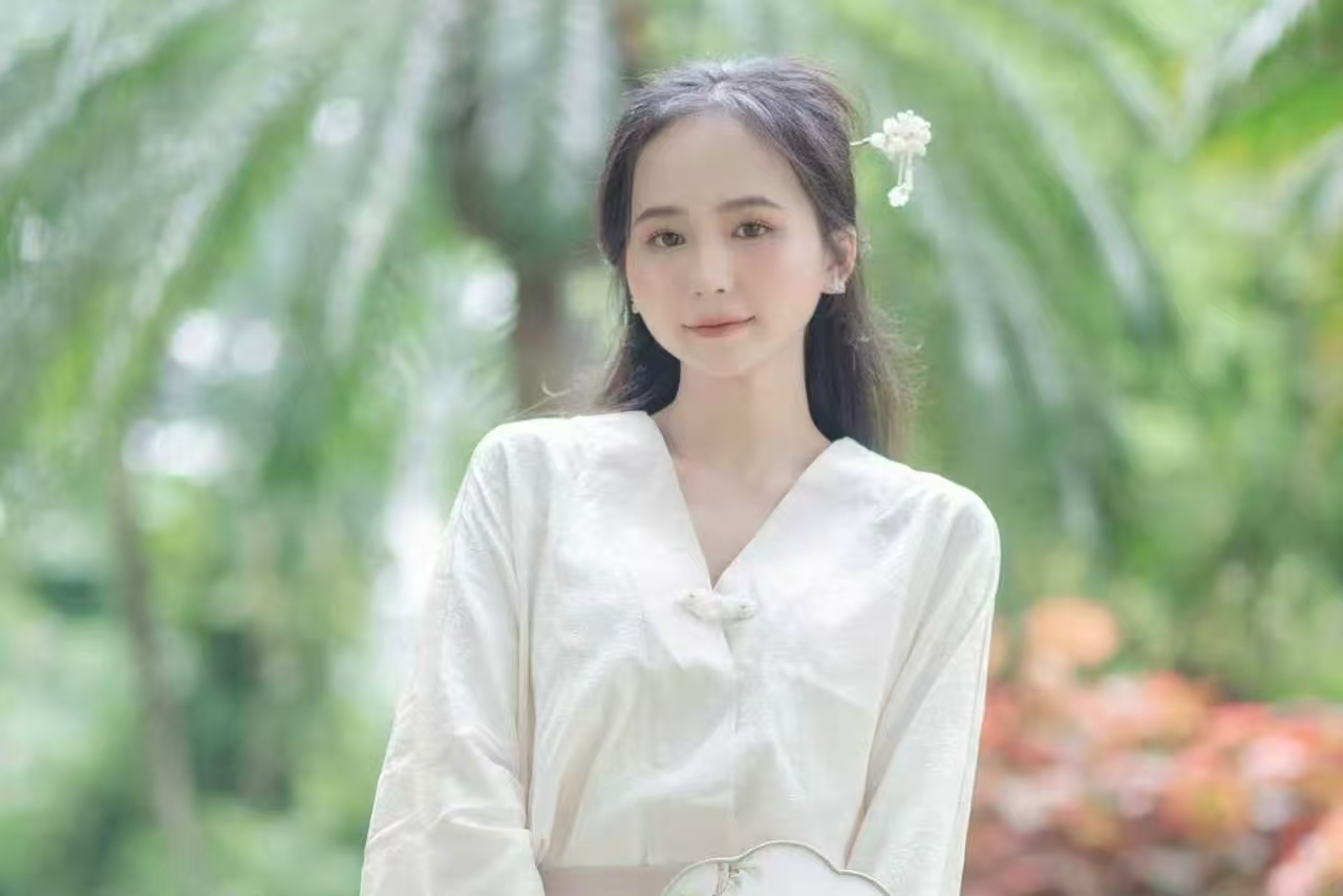素色新中式汉服公园写真走红，6 组画面尽显清冷温婉质感