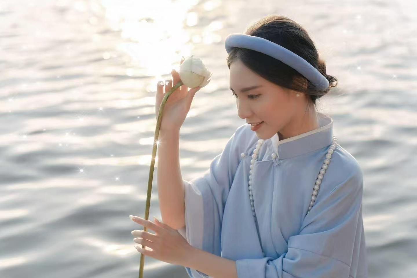 美到骨子里！6 组浅蓝旗袍湖水写真，清冷国风美人刷屏全网