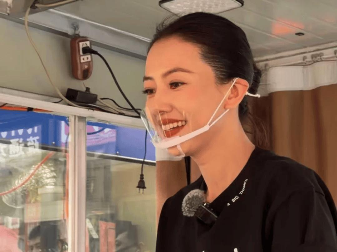 练到指尖起倒刺！高圆圆菜市场熟练卖辣白菜，路人凑近才敢确认是本尊