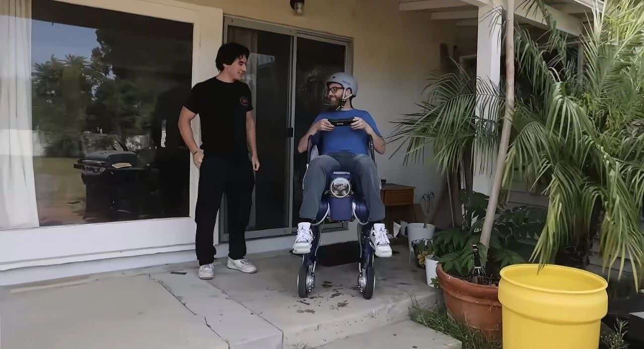 硬核孝心！博主爆改宇树机器狗当轮椅，残疾父亲终于能自主走路