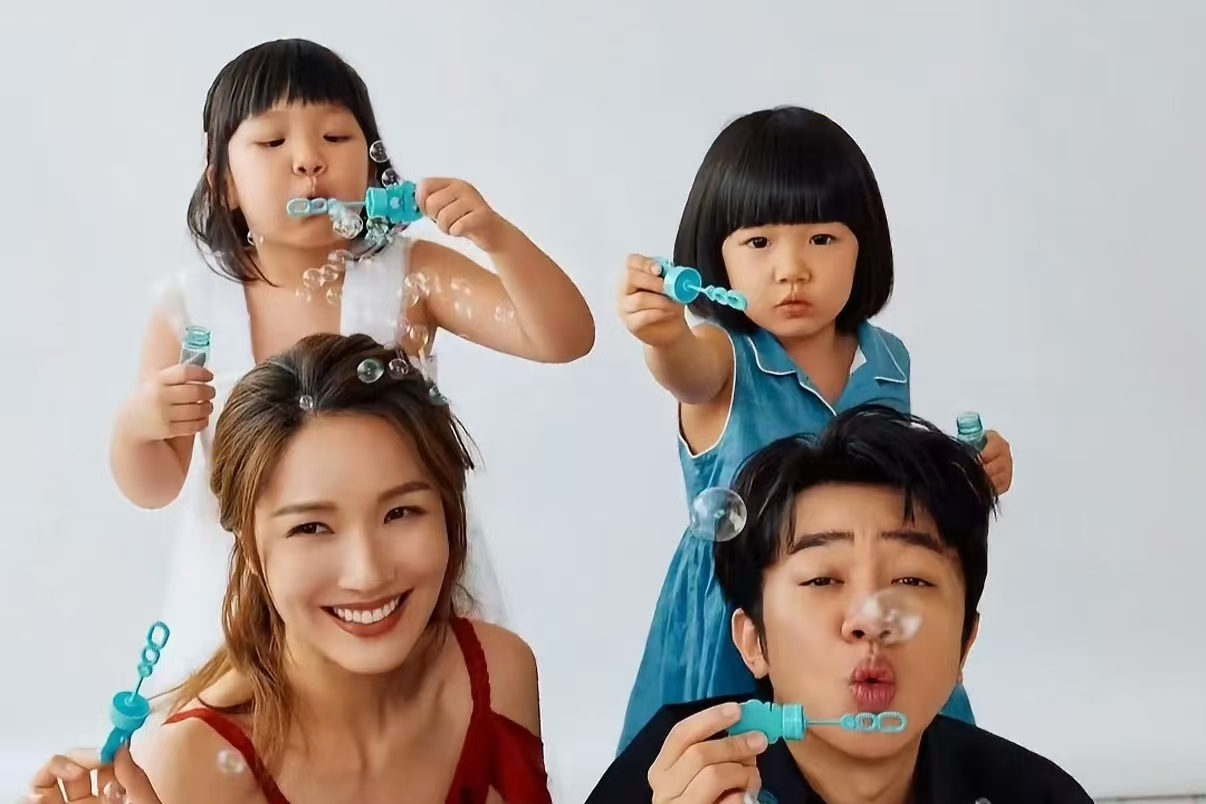 反差拉满！王祖蓝俩女儿长相分化，一个复刻爸爸一个酷似妈妈