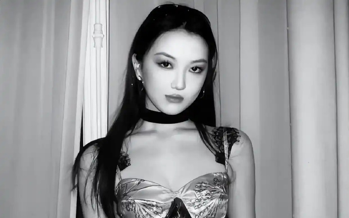 真的逆袭了！李嫣唇裂痕迹近乎消失，气质清冷氛围感拉满