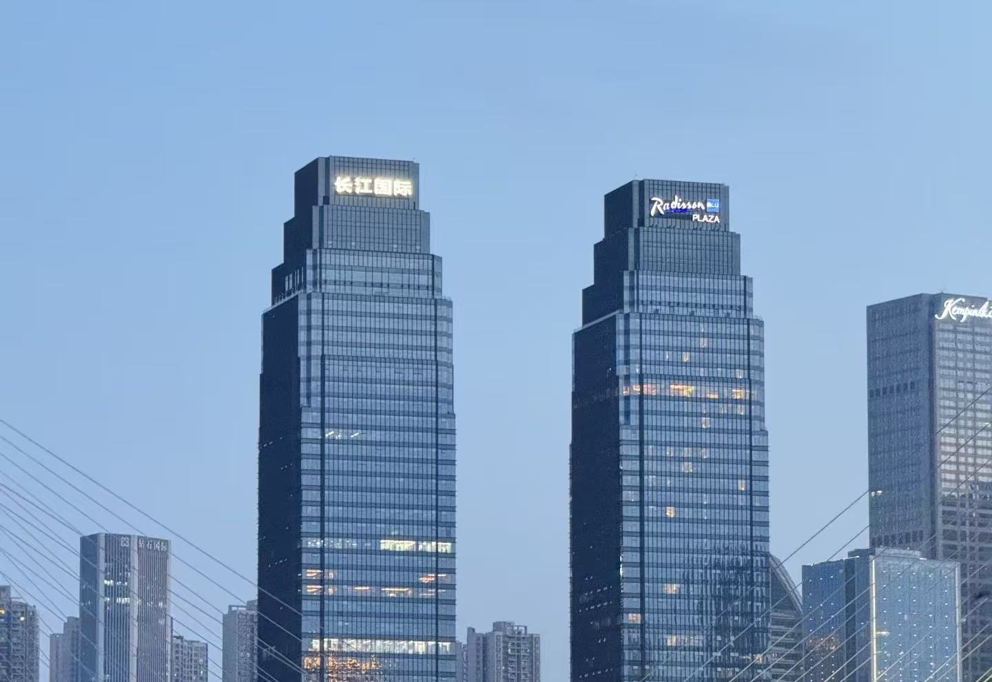 失控了！时代峰峻楼下人群聚集起冲突，练习生被迫暂停线下训练
