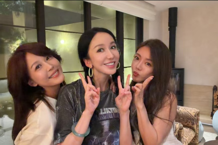 李金铭娄艺潇邓家佳三人重聚，网友：青春回来了