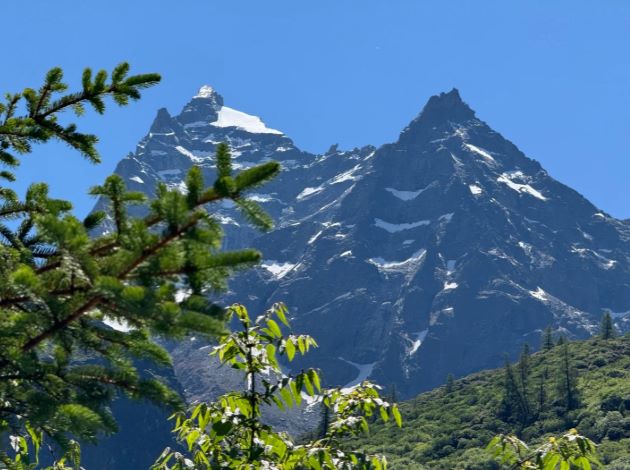 奔赴四姑娘山，邂逅川西独有的雪山河谷画卷