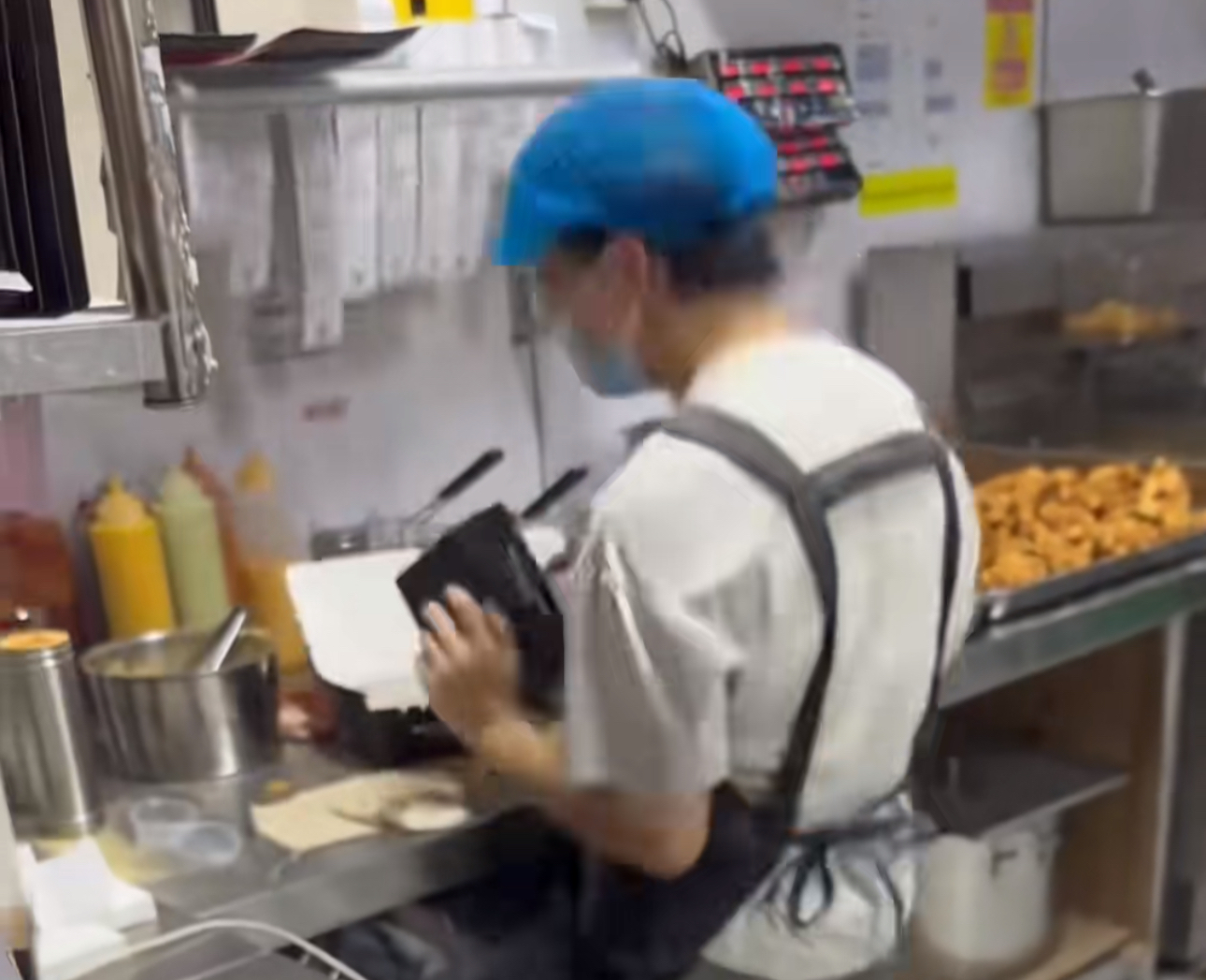 炸鸡店员爆单引发呼吸碱中毒：别让过度的责任心消耗打工人