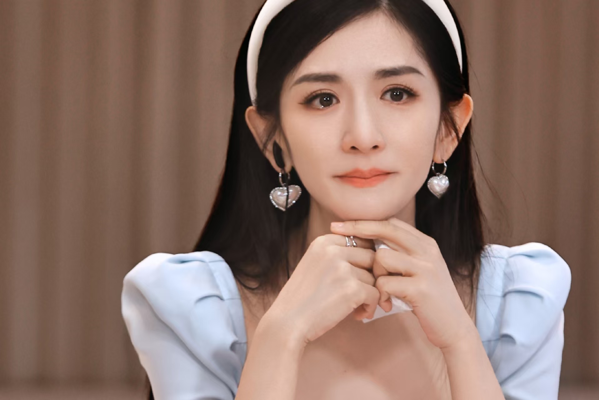 谢娜沈梦辰主持被拿来对比，热闹和克制到底什么更重要？