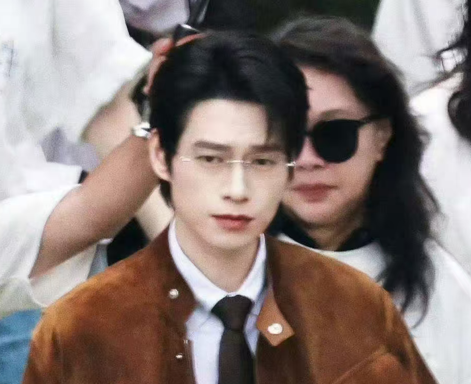 彻底颠覆！田曦薇弃甜妹、魏大勋去喜剧脸，新剧豪门悬疑杀疯了