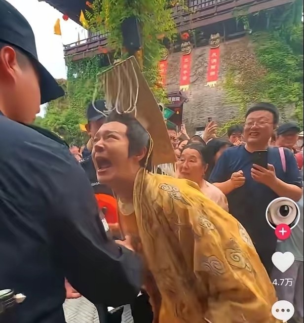 郑国霖忘带工牌被拦景区门口，喊出名字也没用