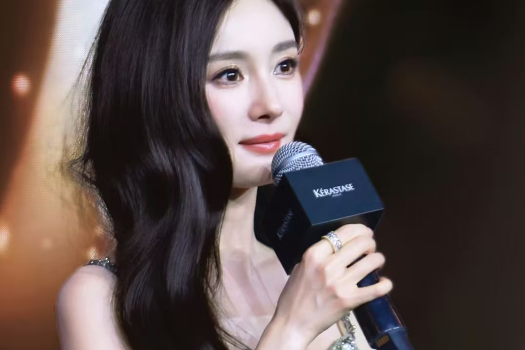杨幂 “好权威的一张脸”，品牌活动生图气场全开