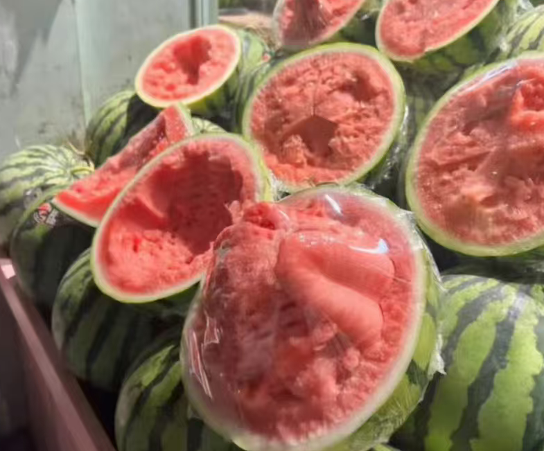 离谱！西瓜里吃出塑料异物？官方科普揭秘，原来我们被骗多年