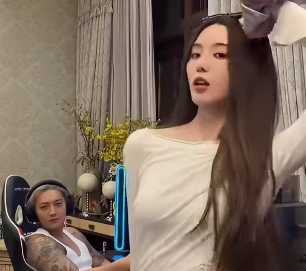 笑不活了！黄子韬偷看徐艺洋跳舞憋笑翻车，盯妻眼神甜到失控