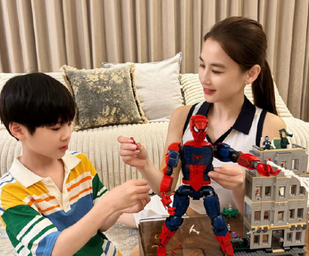 离婚后首露正脸！黄圣依9岁儿子惊艳亮相，多才多艺引热议