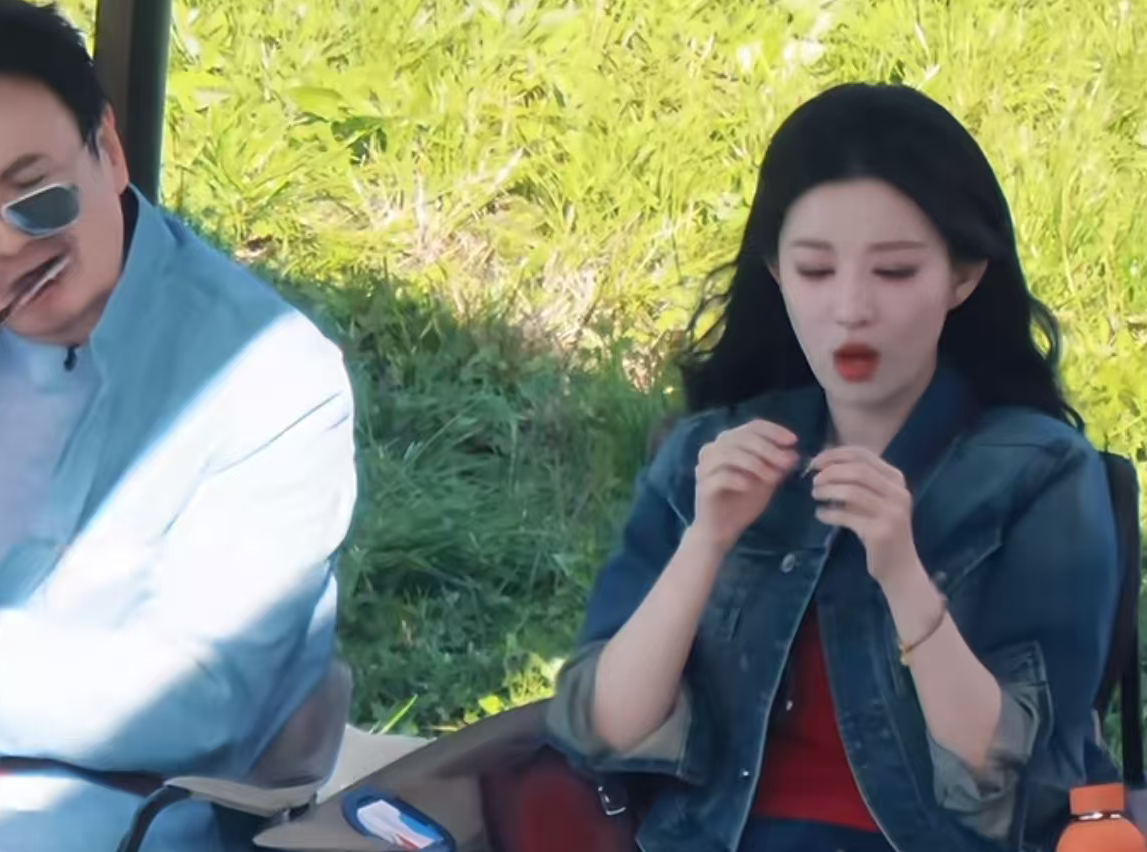 全网真香！王楚然顶替金晨加盟新综艺，啃牛肉干路透笑翻网友
