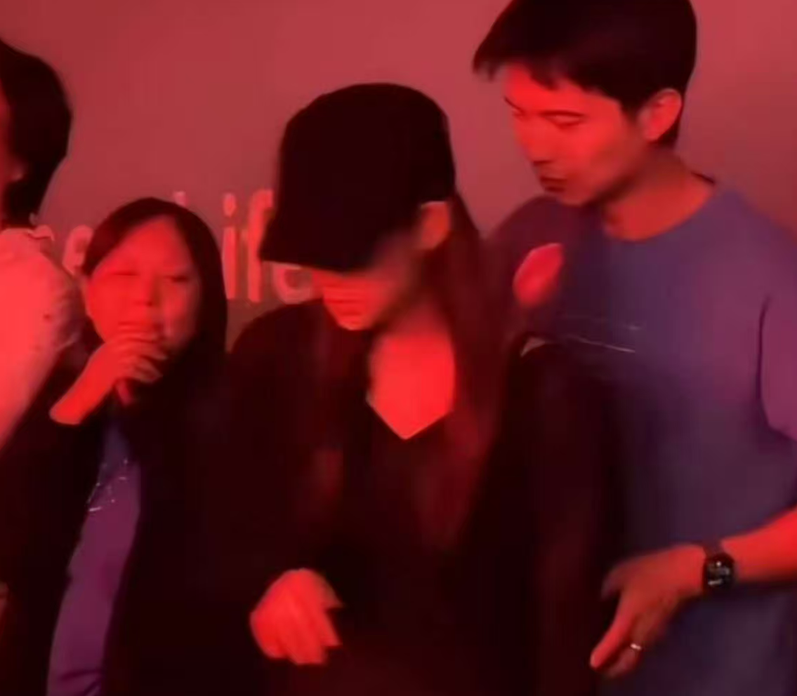 毫无分寸！Ryan酒后无差别越界多位女星，王菲解围画面太清醒