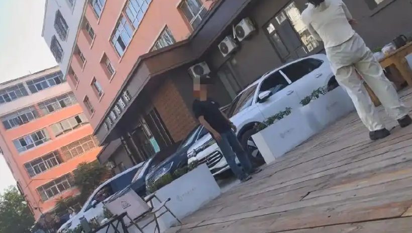 离谱到家！游客睡自己车里被酒店收住宿费，网友：活久见