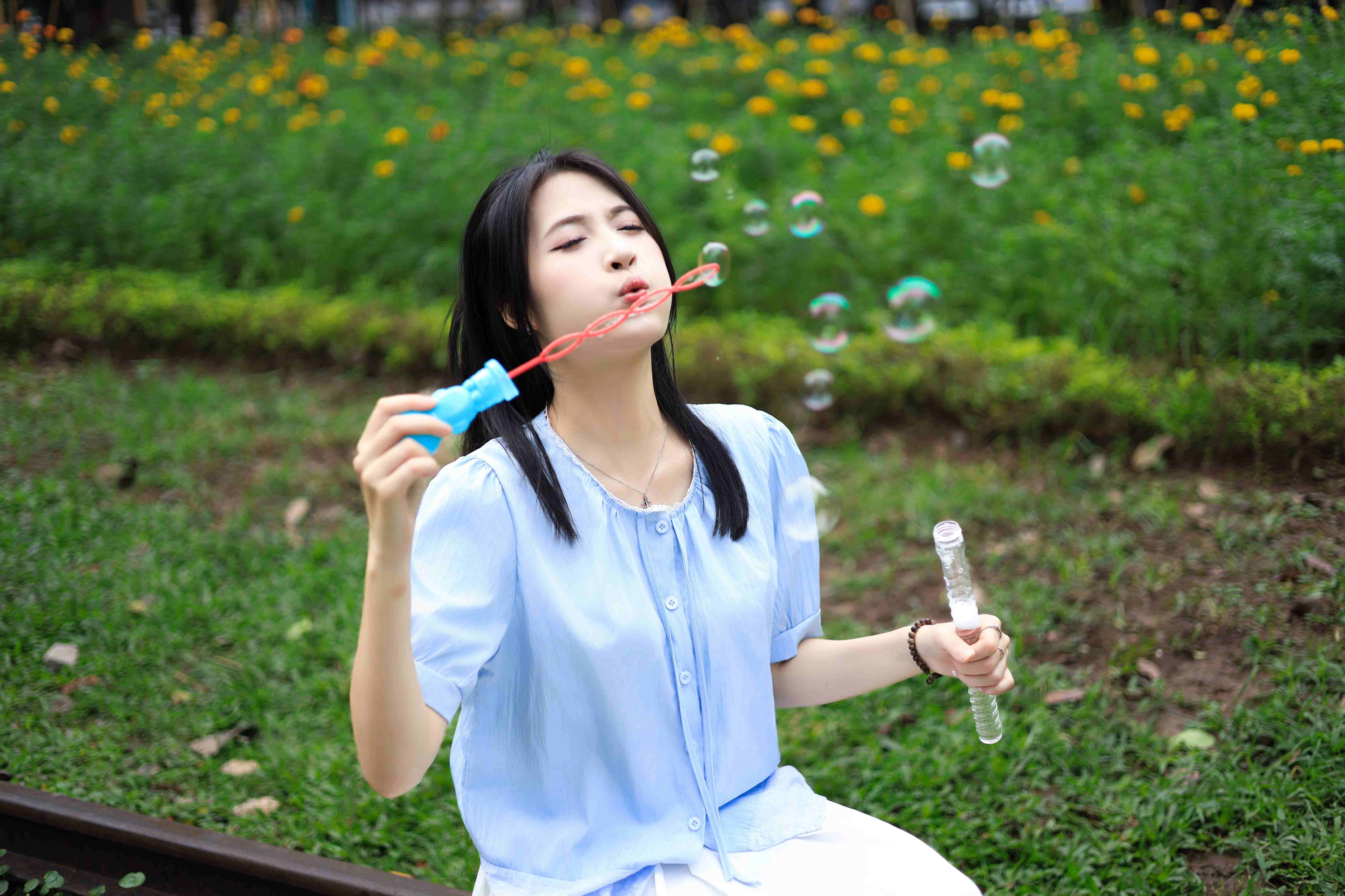 谁的少女心被戳中！草地泡泡写真，干净清新太治愈