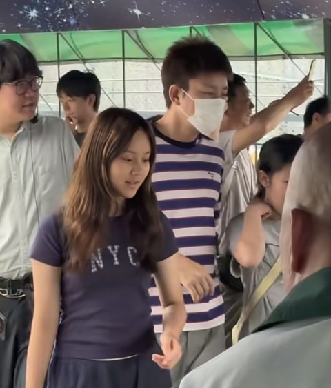 逛虎园被偶遇！甜馨身高肉眼可见暴涨，少女感十足