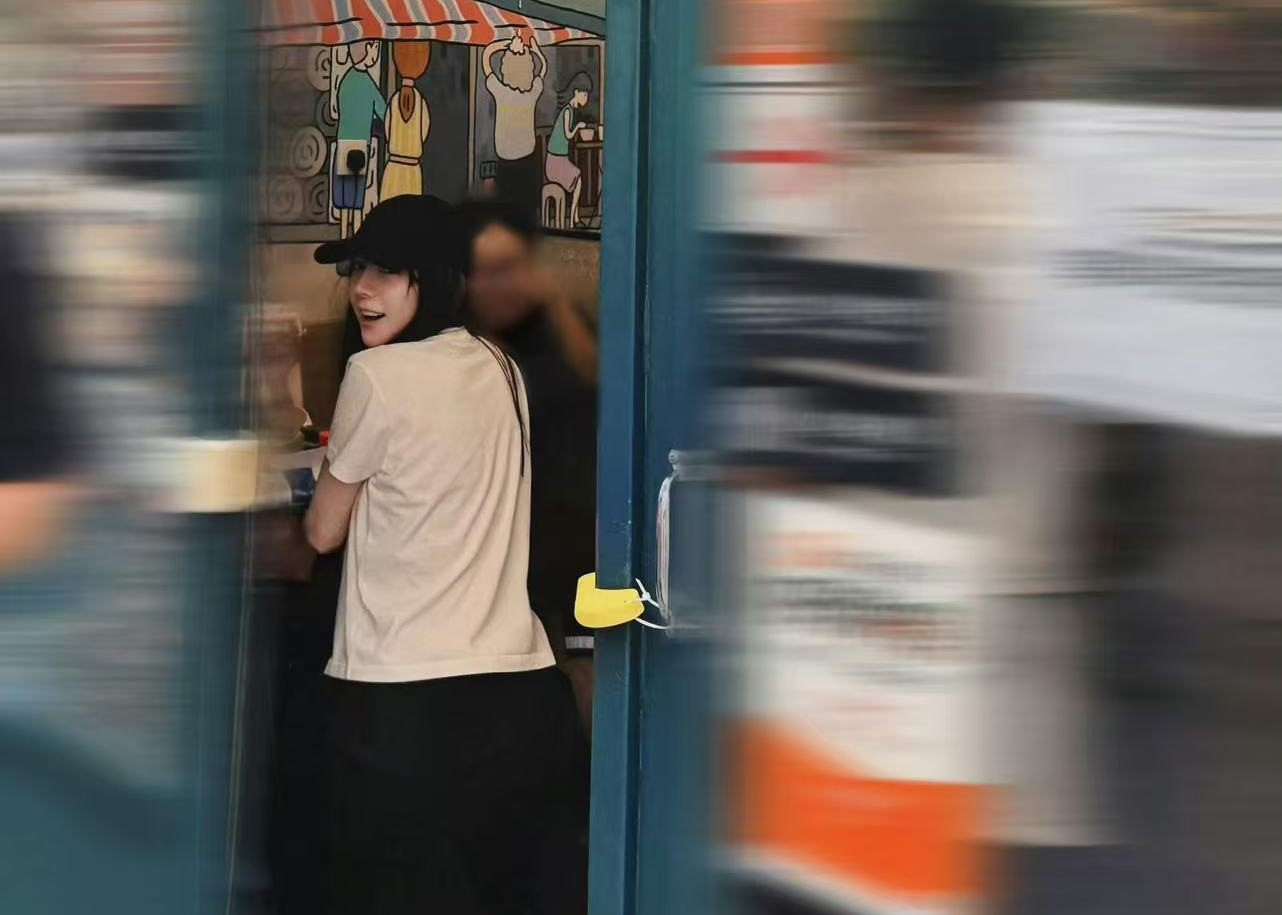 状态封神！迪丽热巴香港素颜plog刷屏，梦回早期甜妹元气满分