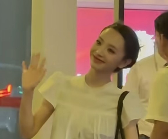 差别太大了！田曦薇露额亮相，路人第一眼竟没认出本人