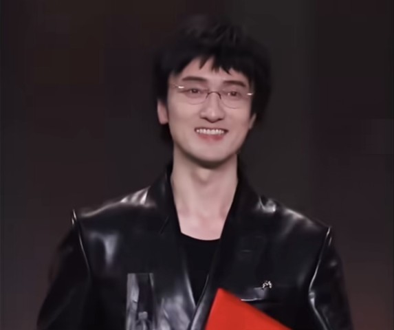 时光折返！百花奖惊艳亮相，眉眼神态完美复刻当年关谷神奇