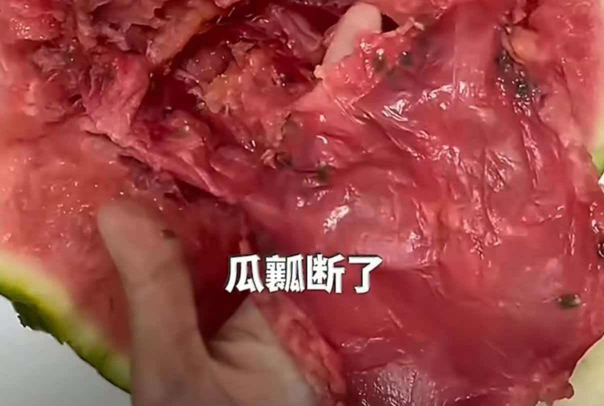 吃瓜误会大了！女子买西瓜切出“塑料膜”不敢吃，真相曝光全网恍然大悟