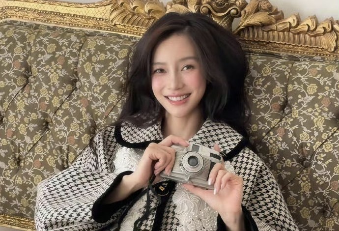 Angelababy 时隔一年再穿千鸟格！两种风格颜值双双惊艳