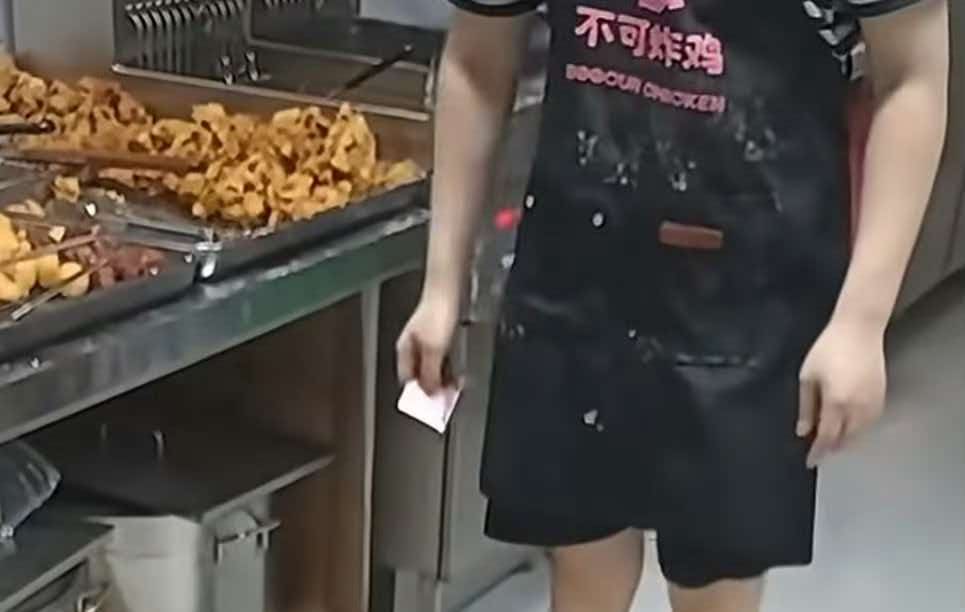 全网破防！深圳炸鸡店新手员工深夜独扛爆单，崩溃哭到抽搐晕倒，结局太现实