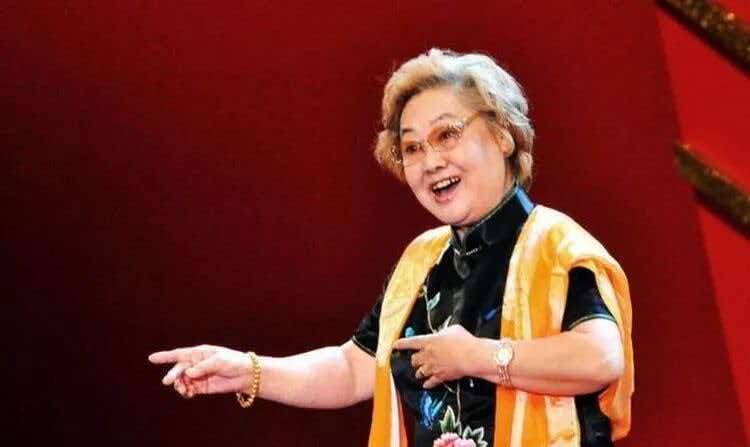 沉痛送别！人民艺术家郭兰英逝世，享年97岁，一生歌唱家国，落幕极致通透
