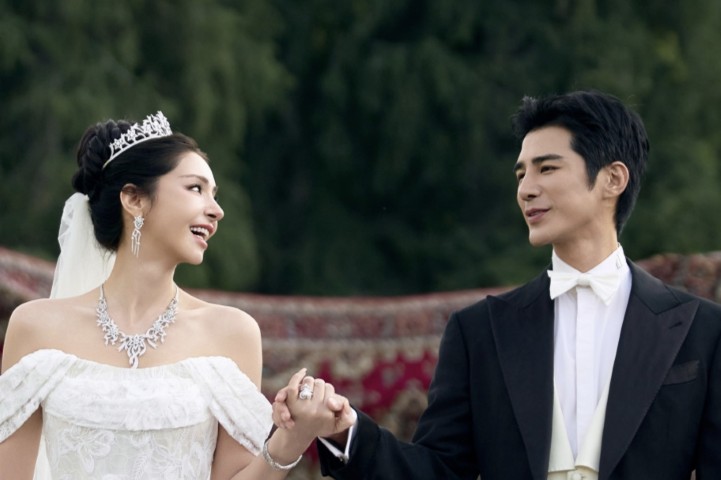 蕾丝白晨袍仙气满满！麦迪娜浅色婚礼造型清新灵动氛围感绝佳