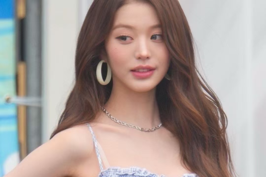 小时候嫌廉价的凉鞋，如今被张元英穿出少女氛围感