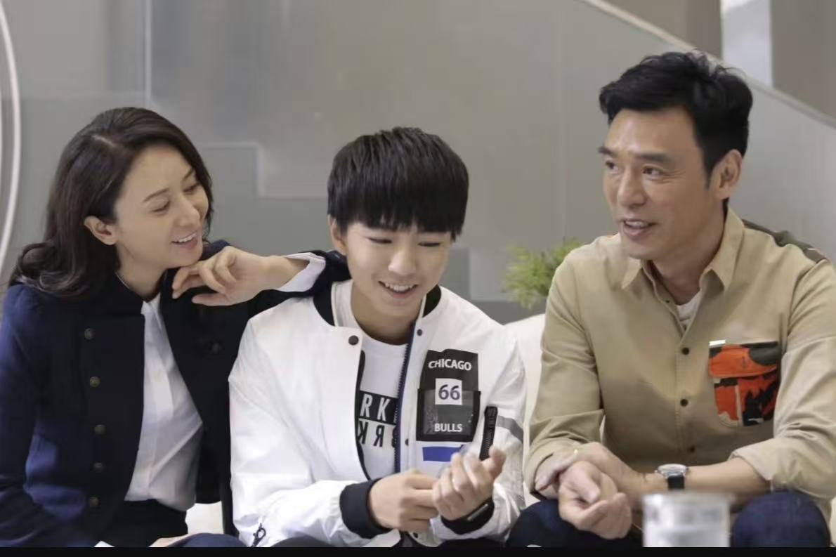 网传王俊凯妈妈偏爱幼子，明星家庭的偏爱争议引热议