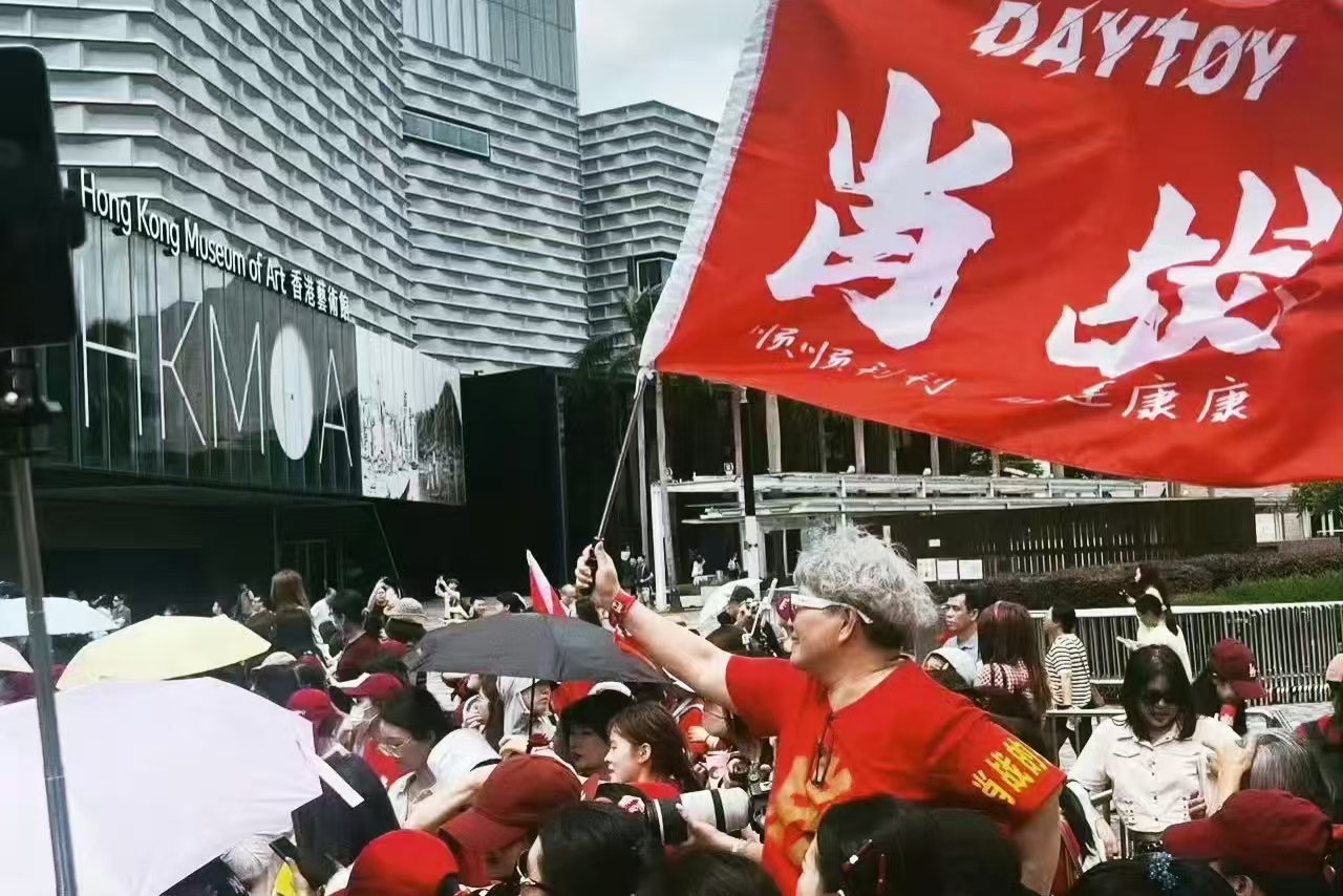 肖战感慨“你们把天空都染红了”，这份双向奔赴太戳心