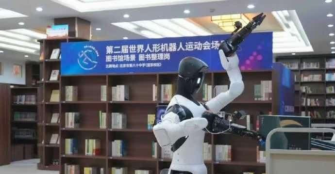 硬核出圈！安徽自研启江2M人形机器人斩获世界赛投壶金牌，展现具身智能新实力