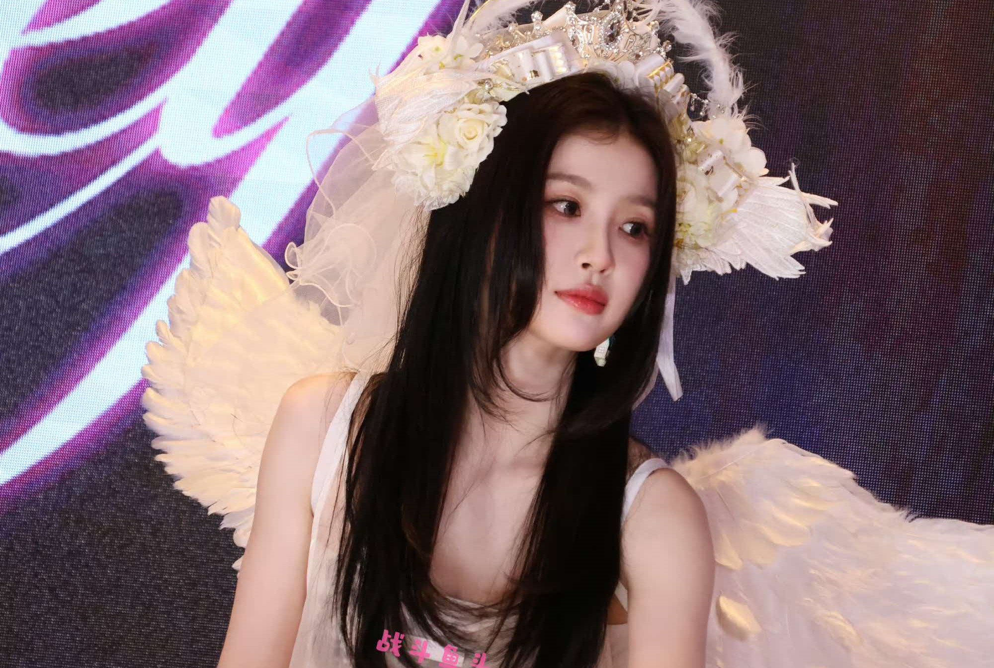 氛围感拉满！虞书欣上海高端藏家签售会落幕，沉浸式互动被赞婚礼级现场