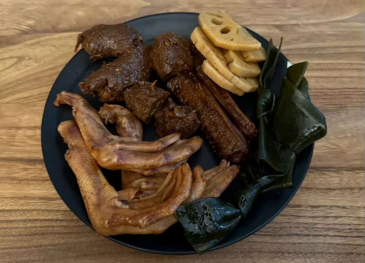 彻底卖不动！绝味鸭脖沦为卤味刺客，三重危机压垮国民零食