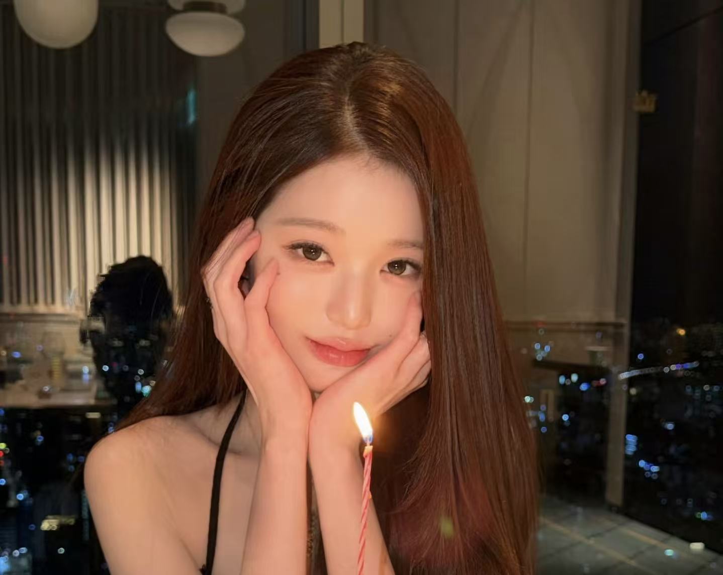 张元英生日晚宴生图！黑吊带勾勒优越肩颈，贵气感溢出屏幕